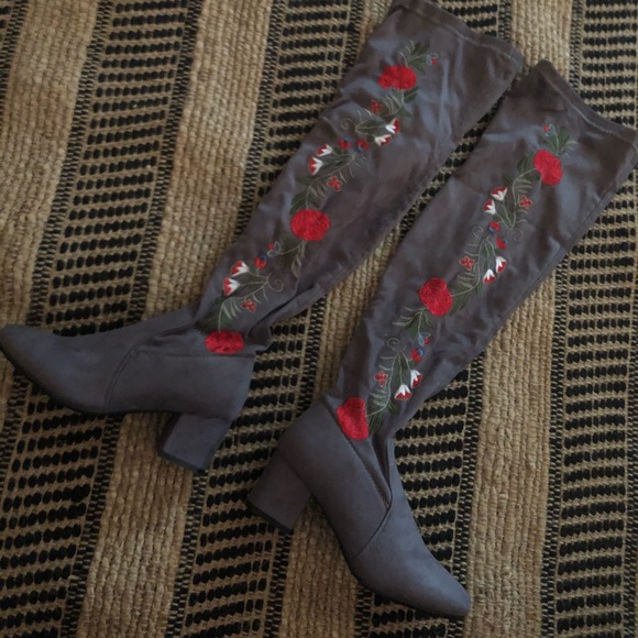 NWT Grey Floral Embroidered Classy & Trendy Boots - Picture 14 of 15